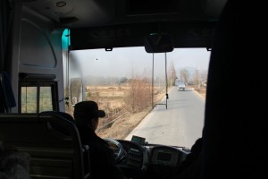 行驶在乡间小路上